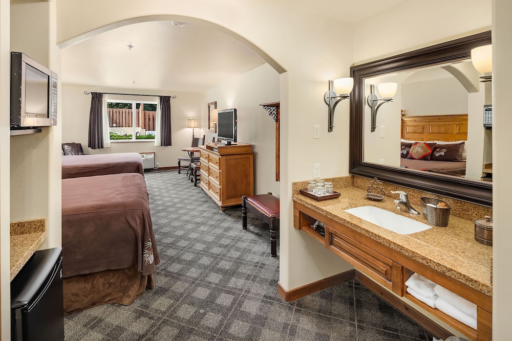 Room, 2 Queen Beds, Mountain View photo 2