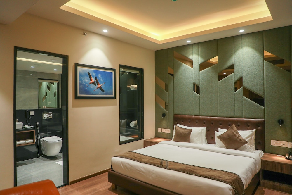 Suite Room - Photo 13