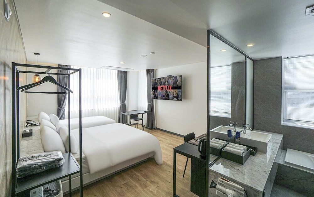 Deluxe Twin Room - Photo 17