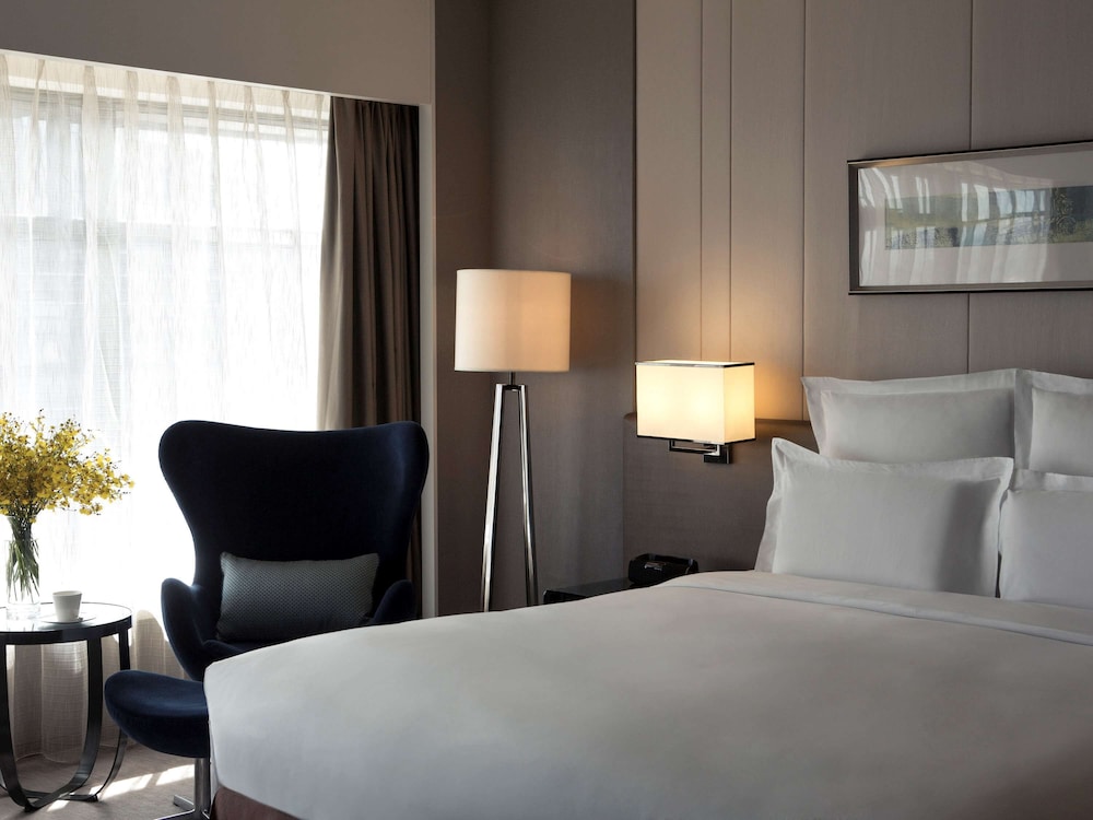 Deluxe Room, 1 King Bed, Club Lounge Access (Executive, High Floor) photo 1