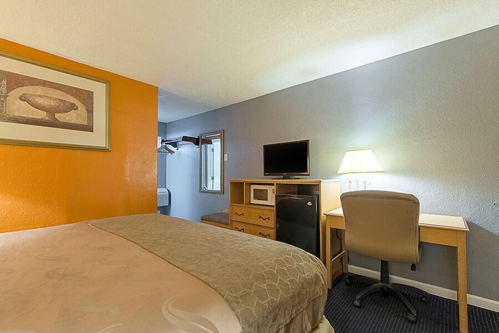 Standard Room, 1 Queen Bed, Smoking photo 2