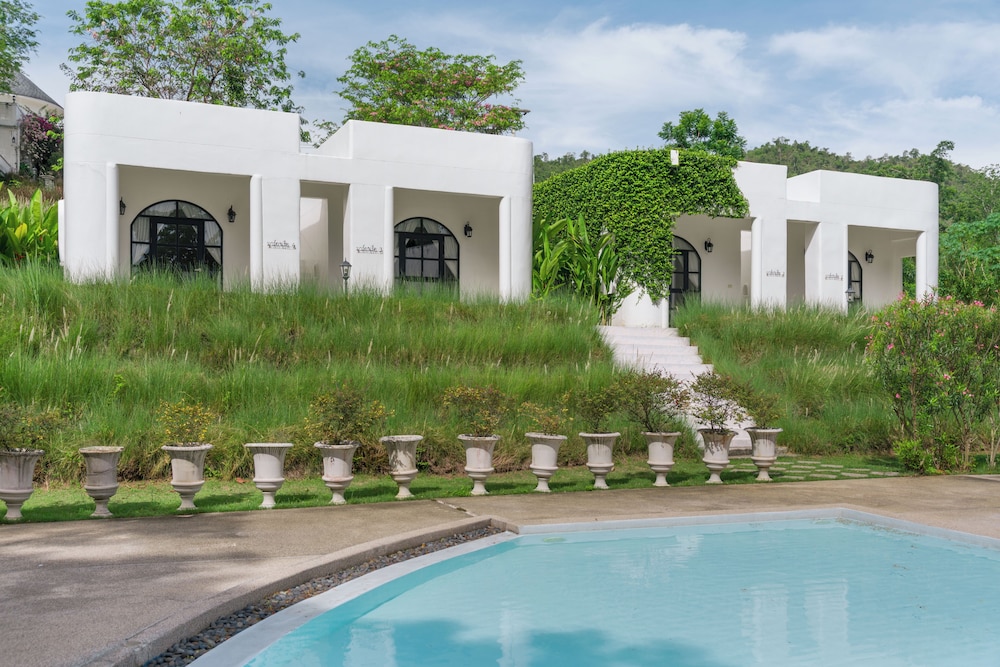 Deluxe Room, Pool View