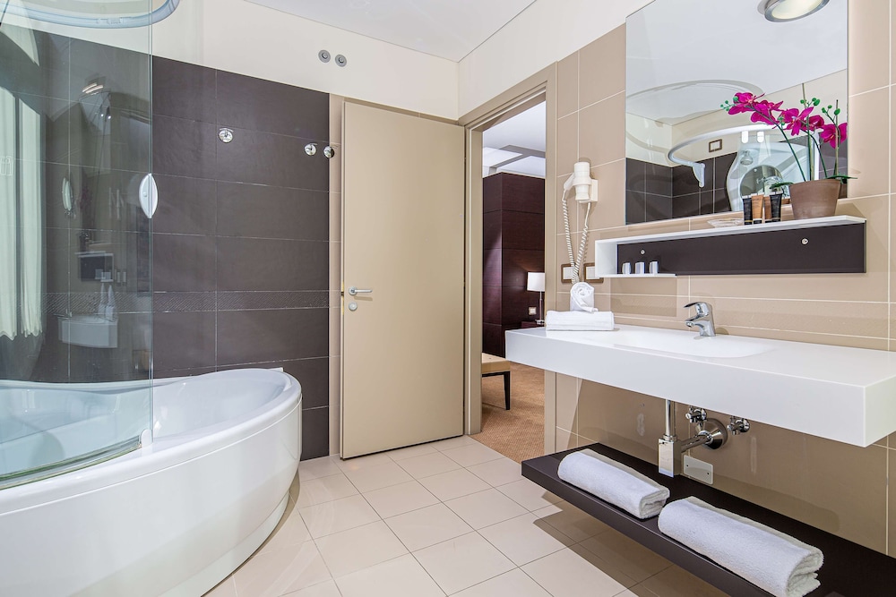 Superior Triple Room, Balcony - Photo 4