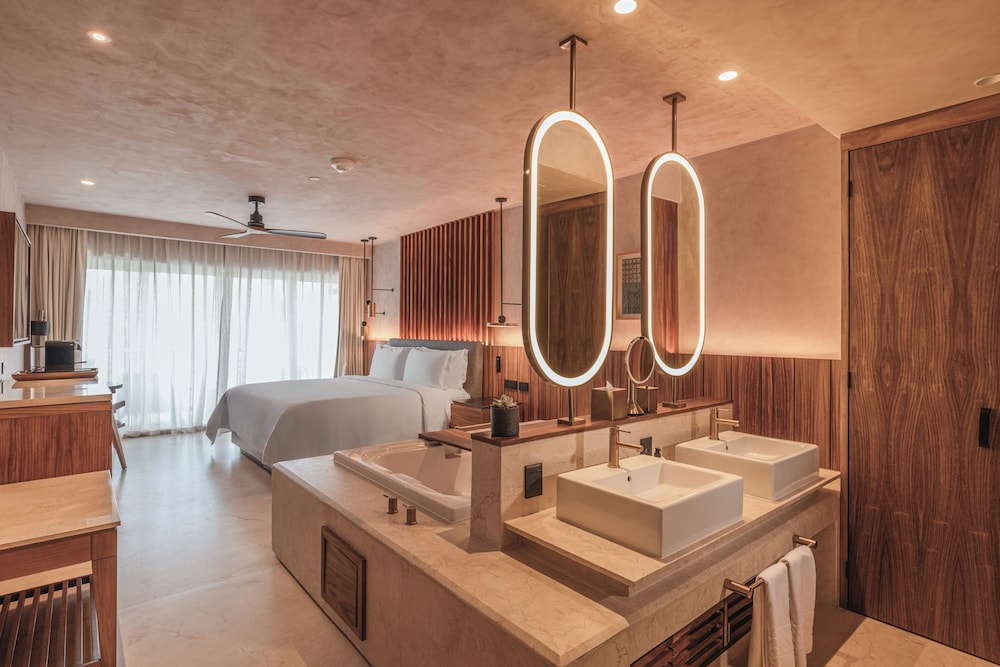Standard Room, 1 King Bed, Balcony (Guest Room) thumbnail 5