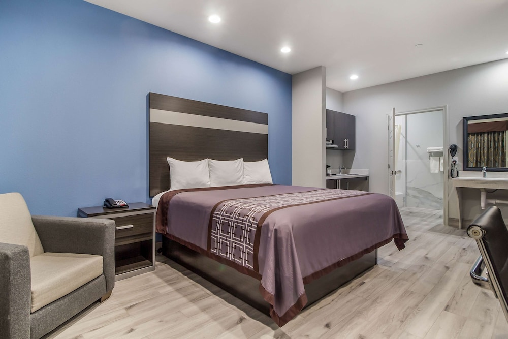 Standard Room, 1 King Bed, Non Smoking, Kitchenette - Photo 3