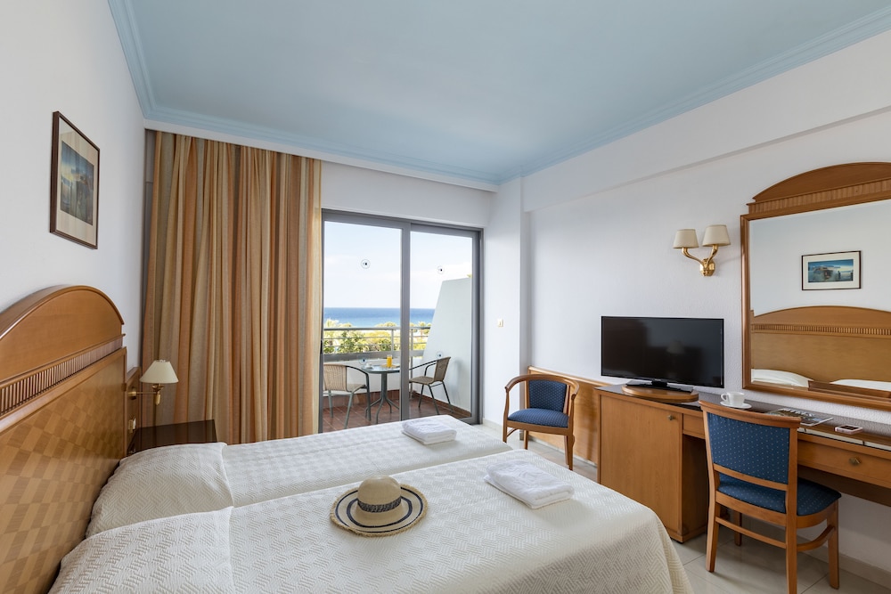 Double or Twin Room, Sea View - Photo 4