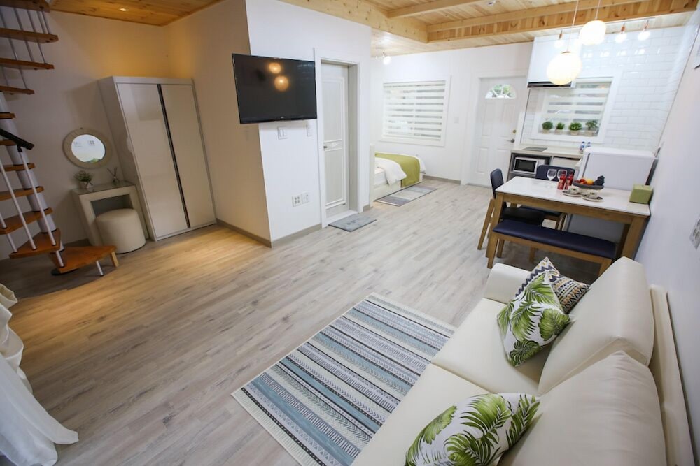 Room (Natural) - Photo 16