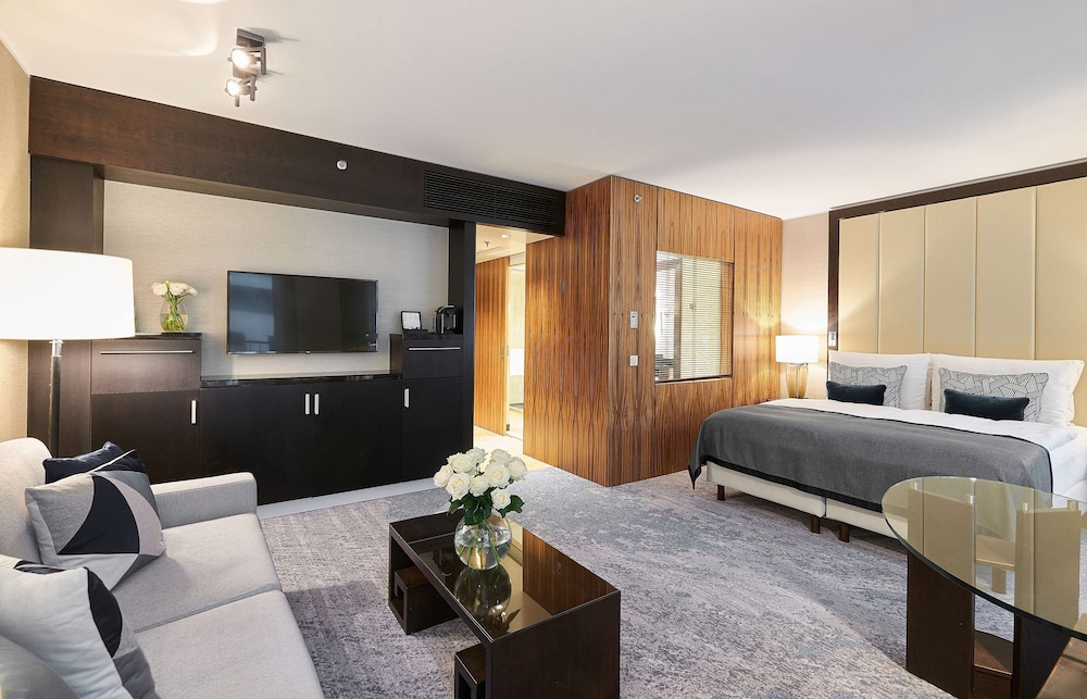 Junior Suite, 1 King Bed with Sofa bed - Photo 1