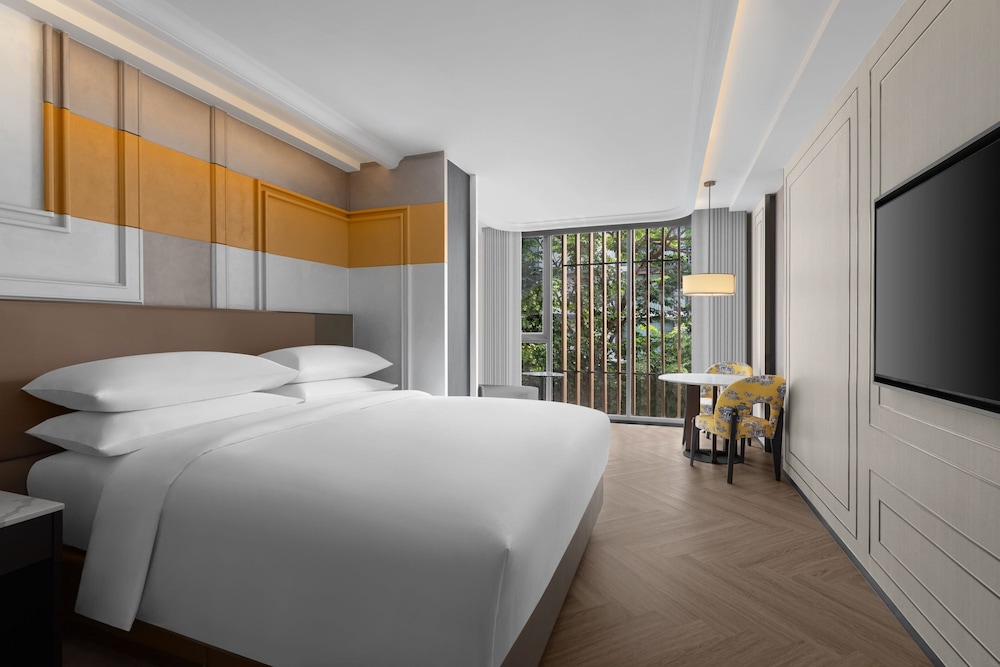 Deluxe Room, 1 King Bed with Sofa bed photo 1