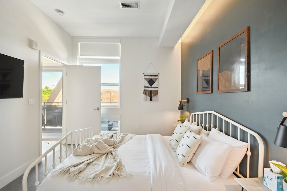 Condo, 1 Queen Bed, Balcony, City View (unit 306)