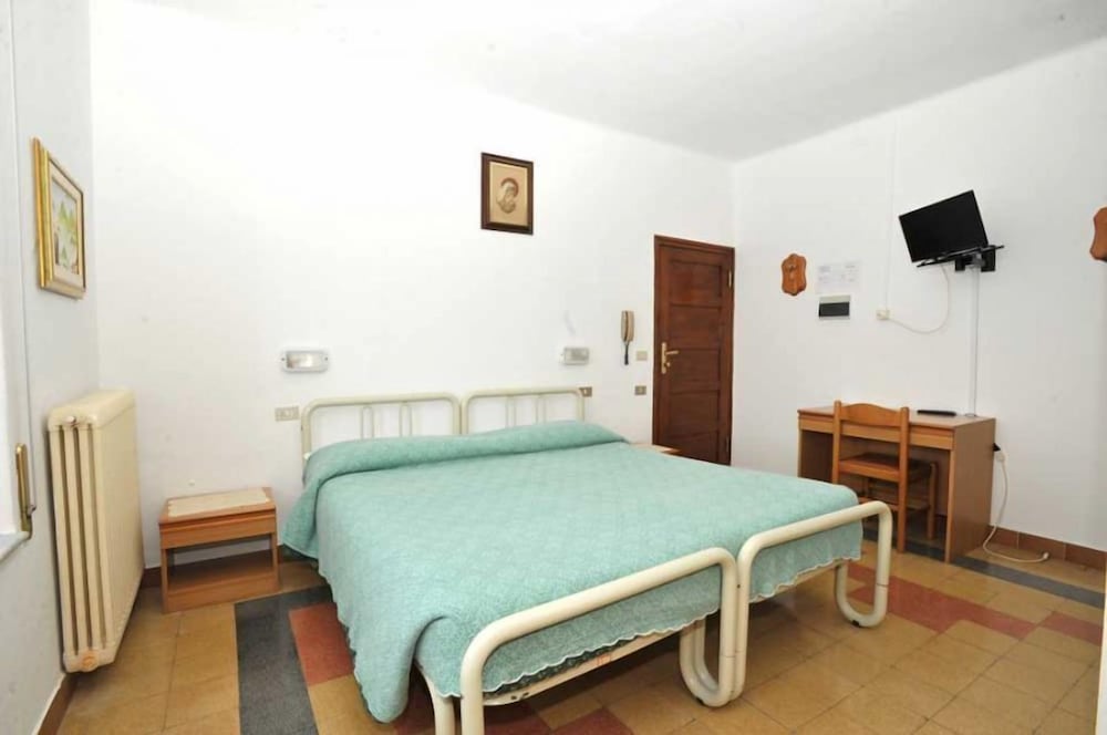 Basic Double Room, 1 Queen Bed, Non Smoking photo 2