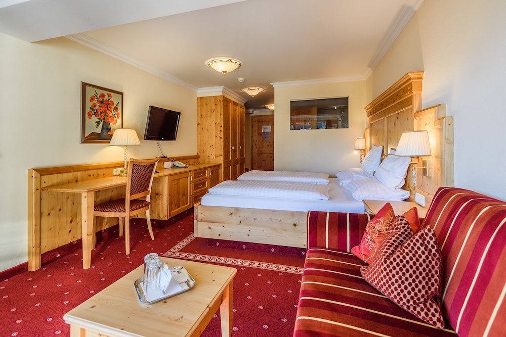 Basic Room, 1 Queen Bed with Sofa bed, Non Smoking photo 1