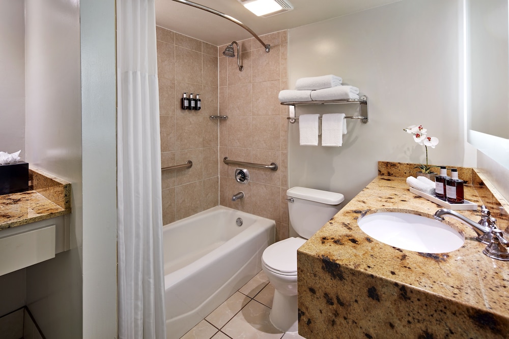 Deluxe Room, 2 Queen Beds thumbnail 6