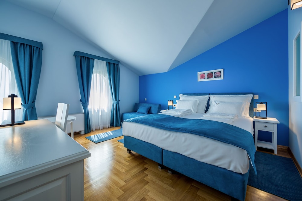 Deluxe Double Room (305)