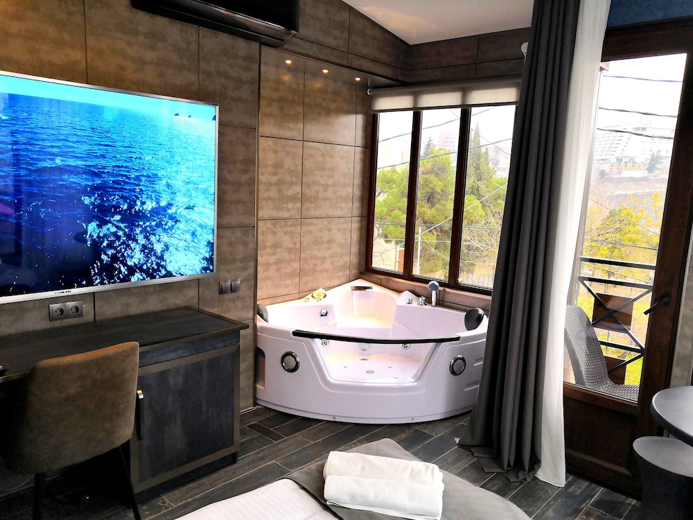Deluxe Double Room, 1 Queen Bed, Jetted Tub, City View photo 1