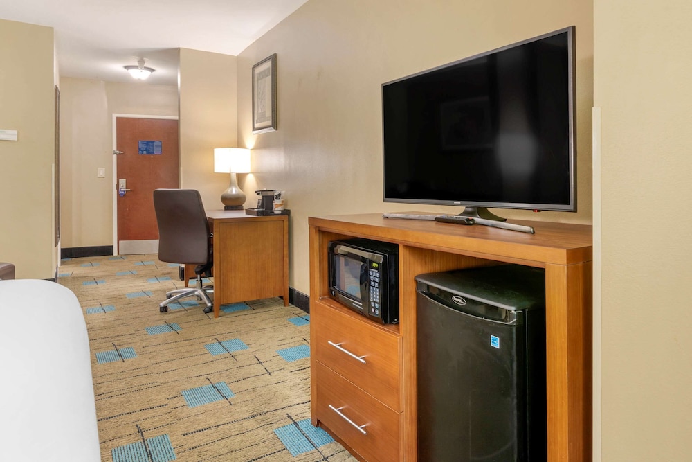 Suite, 1 King Bed with Sofa bed, Non Smoking, Jetted Tub (Upgrade) - Photo 3