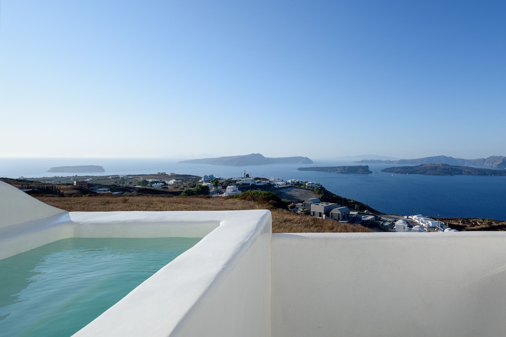 Elite Suite with Hot Tub And Caldera View - Photo 2