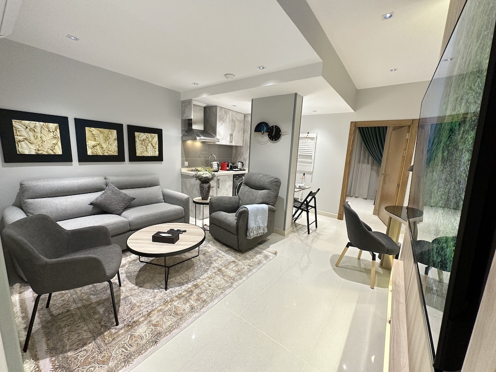 Luxury Apartment - Photo 4