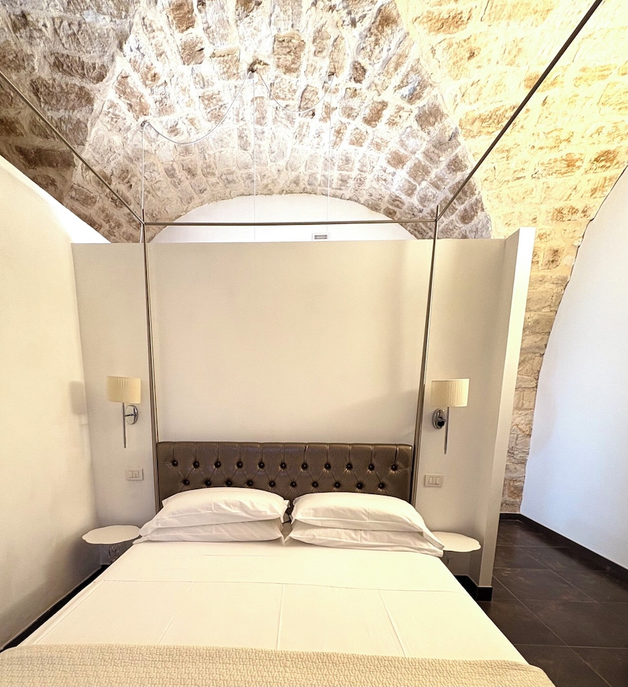 Deluxe Studio, 1 Queen Bed, Kitchenette, Ground Floor photo 2
