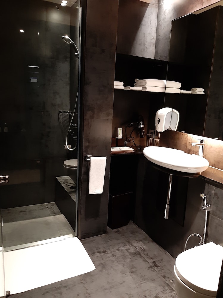 Standard Room, Non Smoking (Domestic Wing) - Photo 6