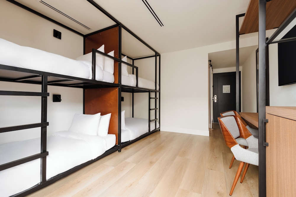 Standard Room, Multiple Beds - Photo 4