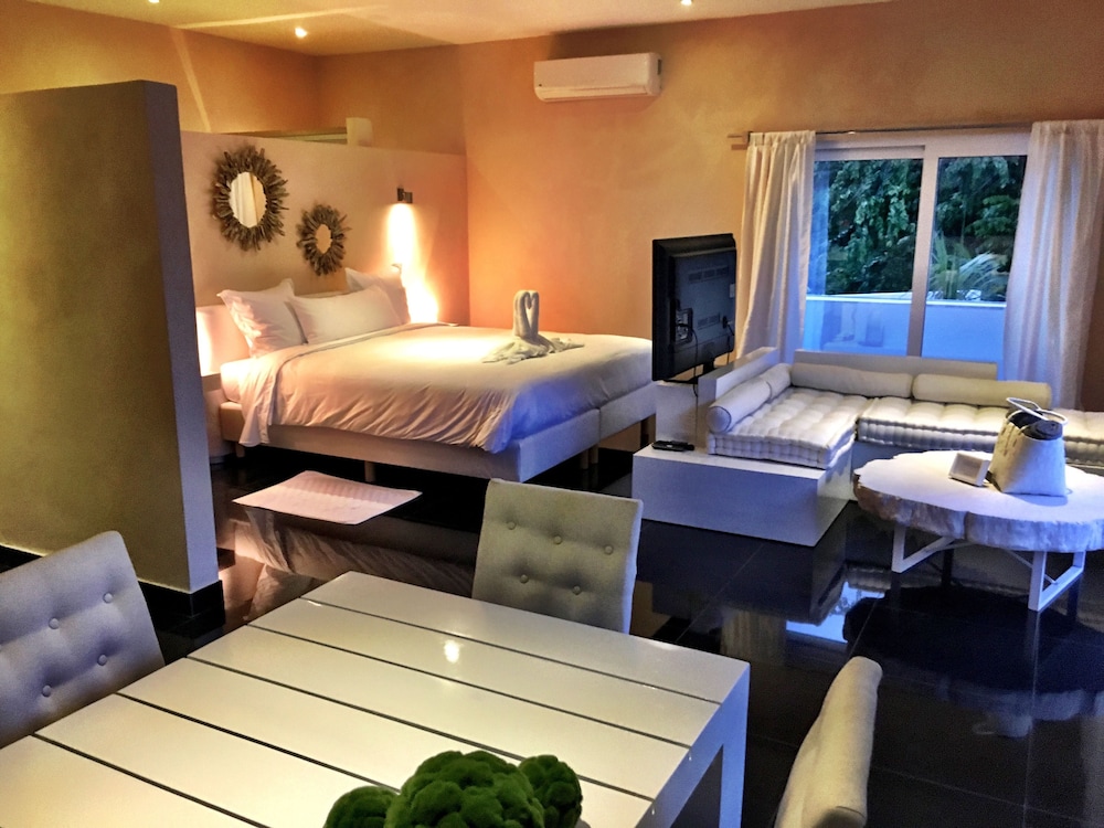 COCOON Suite, 1 King Bed, Terrace, Poolside