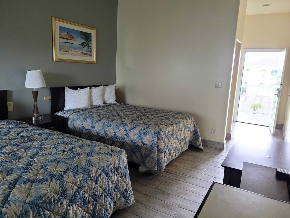 Room, 2 Queen Beds, Balcony, City View photo 2