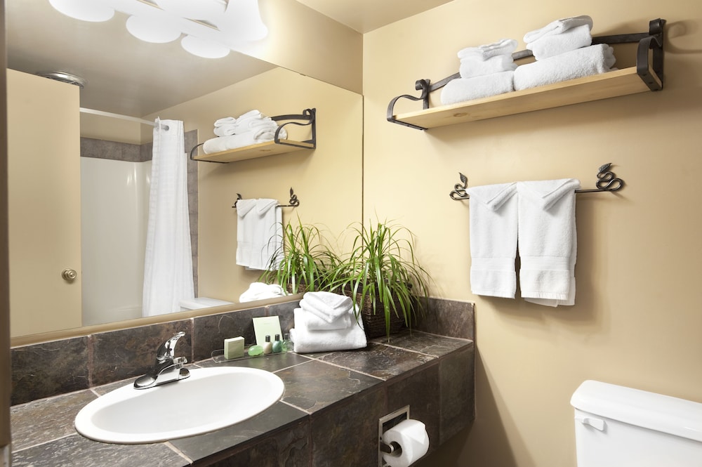 Family Suite, 1 King, 1 Queen, Kitchenette - Photo 9