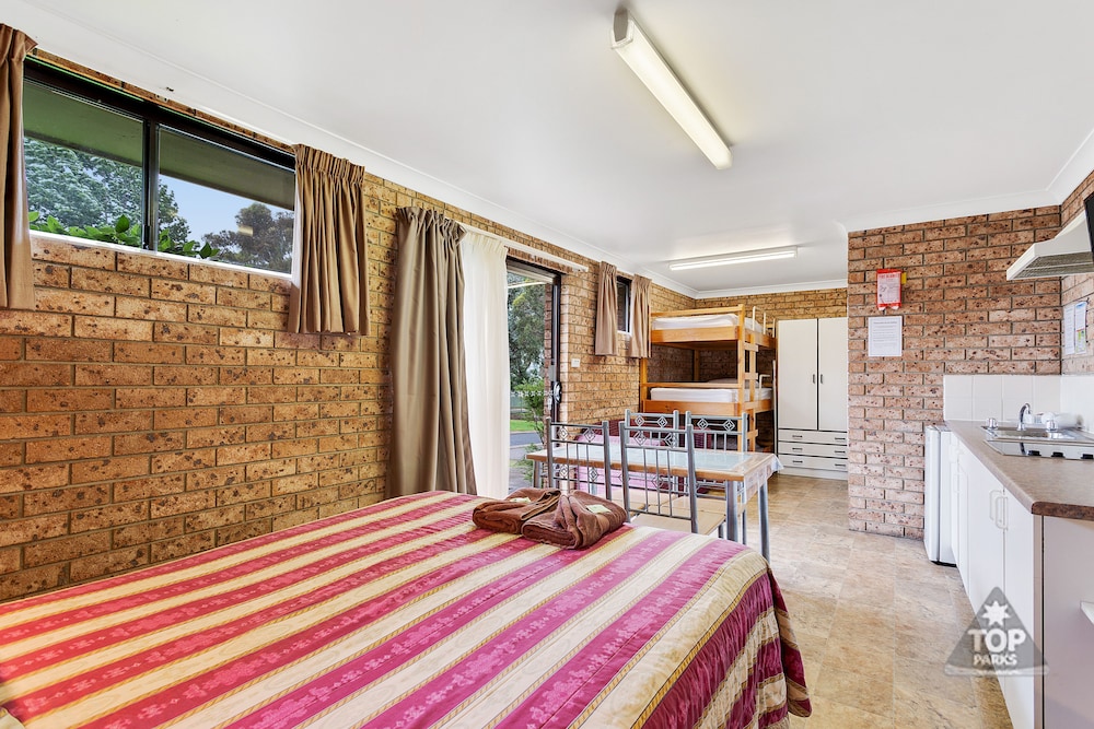 Standard Suite, 1 Bedroom, Non Smoking, Kitchenette (s/c villa 1 queen and 3 bunks) photo 1