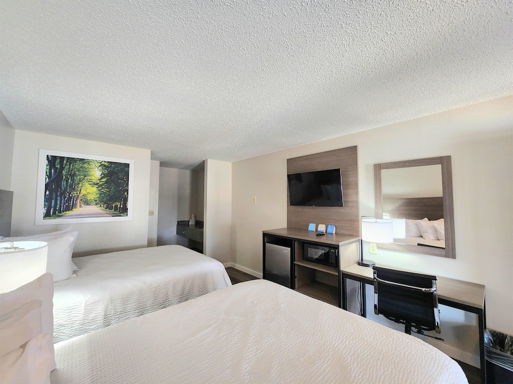 Standard Room, 2 Queen Beds, Smoking - Photo 1
