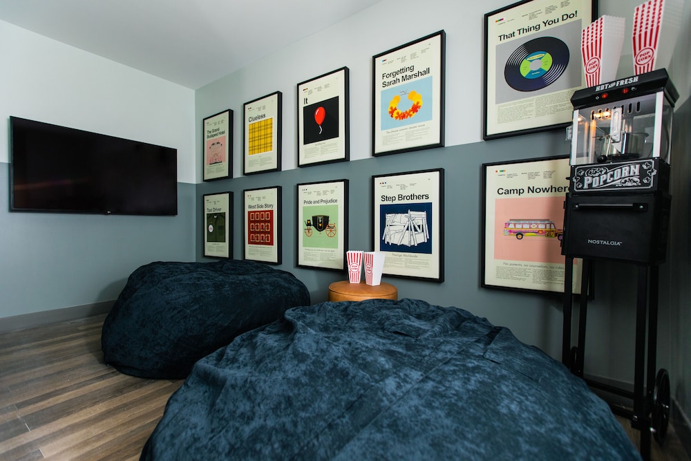 Suite, 2 Queen Beds (Hollywood) - Photo 2