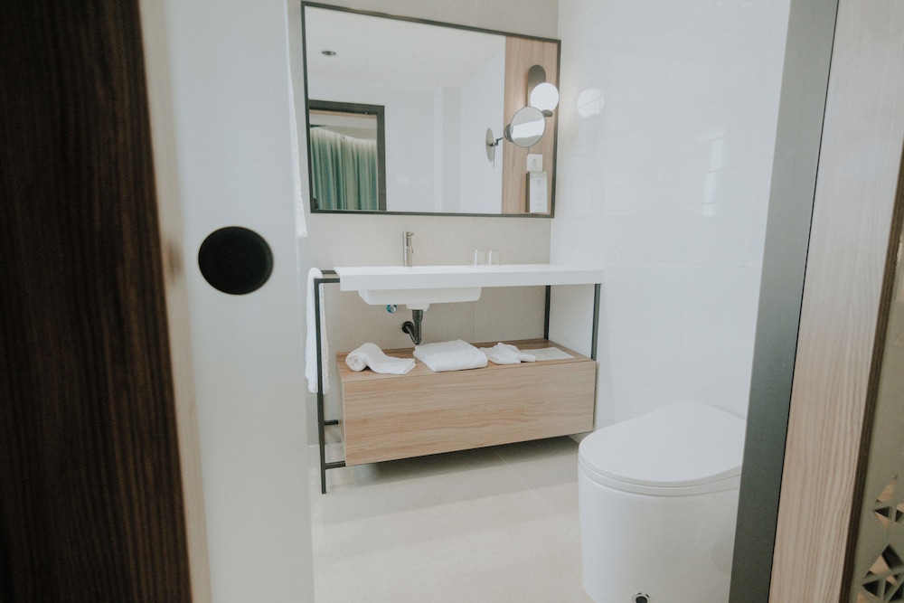 Premium Double Room thumbnail 5