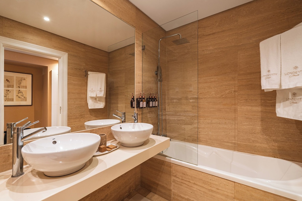 Deluxe Double or Twin Room - Photo 3