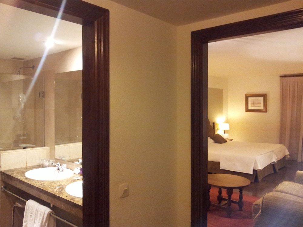 Superior Twin Room, 2 Twin Beds - Photo 2