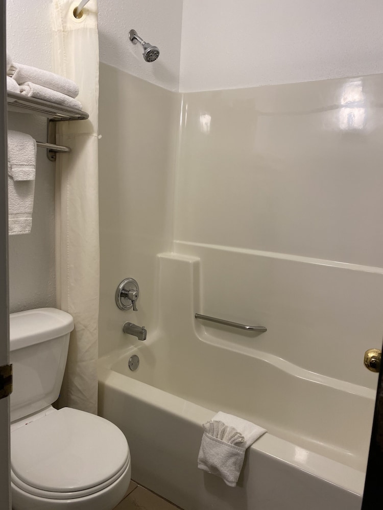 Standard Room, 1 King Bed, Non Smoking - Photo 5