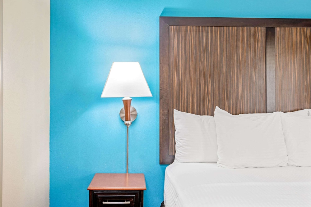 Suite, 1 King Bed, Non Smoking - Photo 3