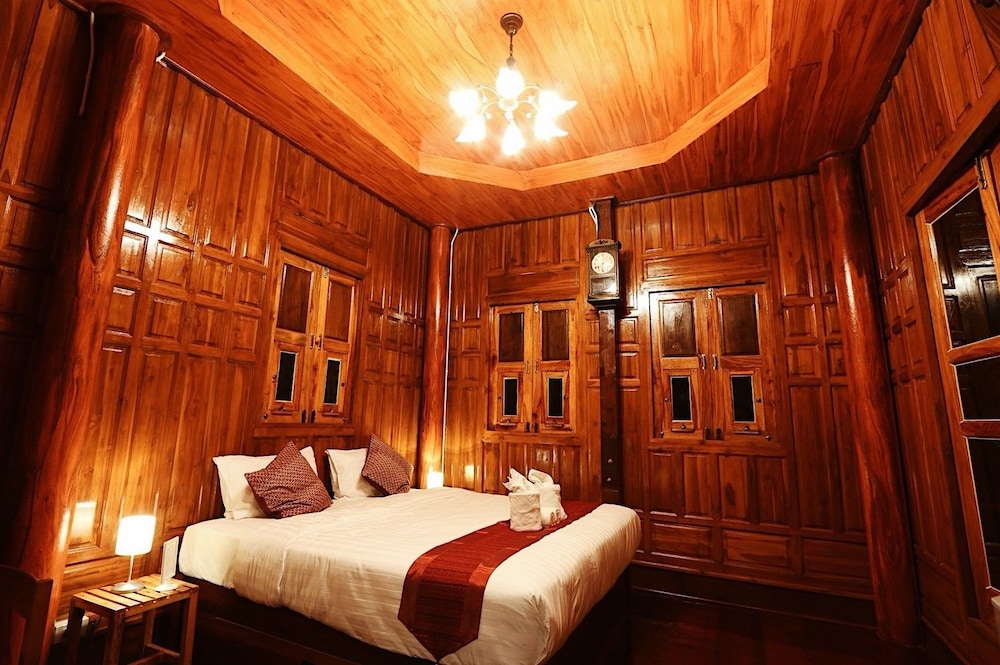 Riverfront Villa photo 2