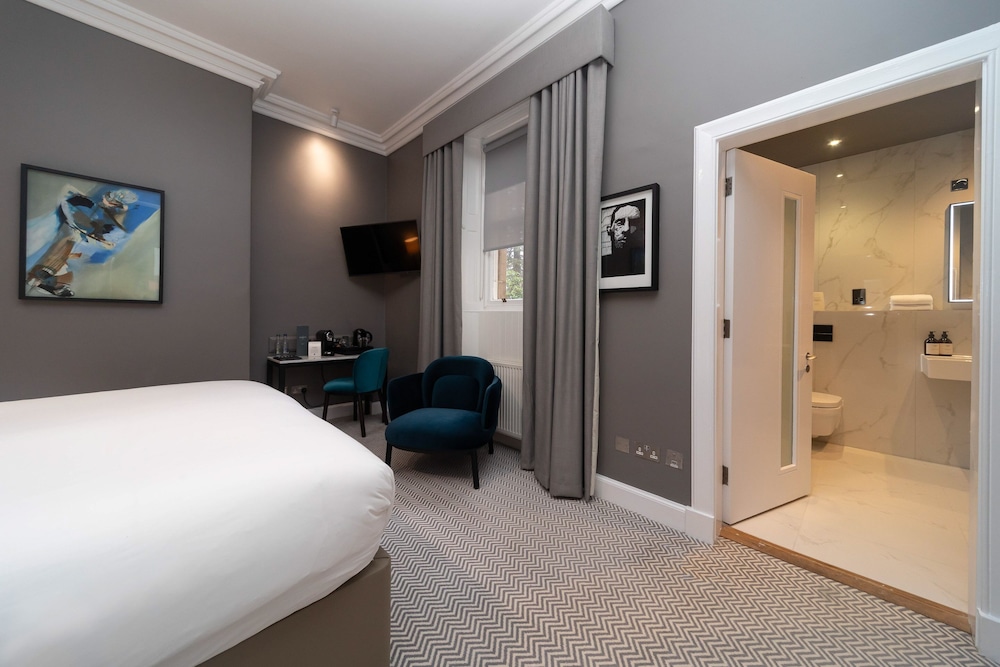 Classic Double Room Single Use thumbnail 6