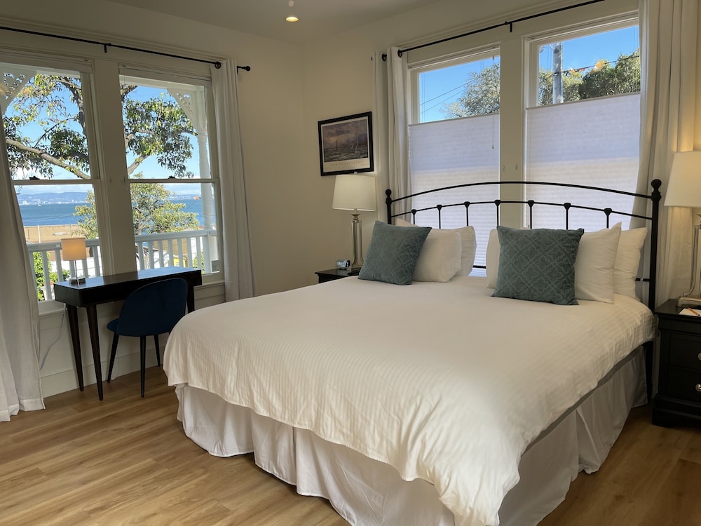 Deluxe Room, 1 King Bed, Bay View photo 1