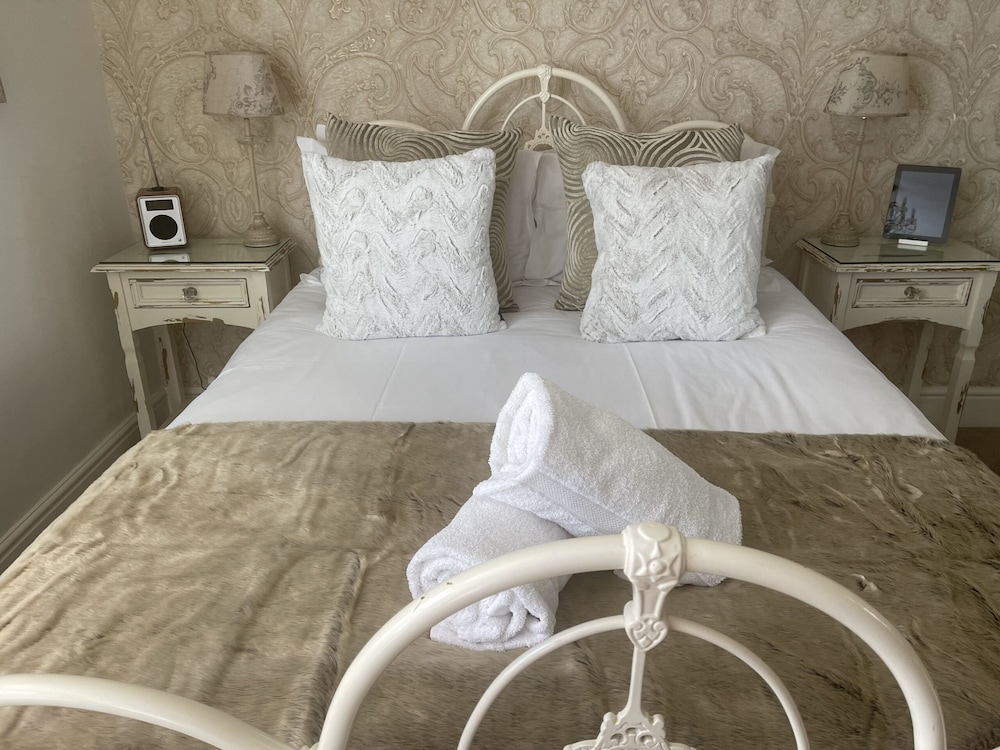 Premier Double Room, Ensuite, Partial Sea View (room. no 6)