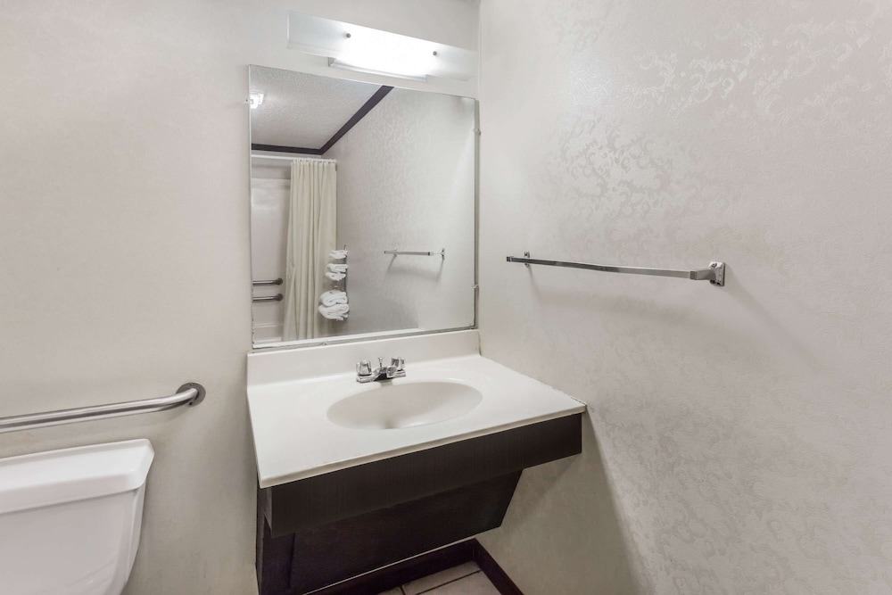 Standard Room, 2 Queen Beds - Photo 4