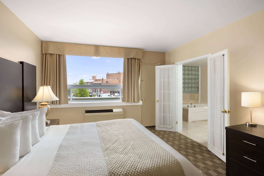 Suite, 1 King Bed, Non Smoking - Photo 4