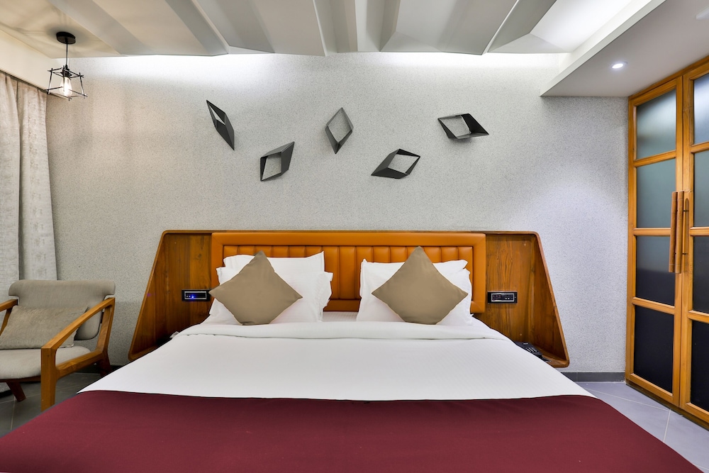 Deluxe Room - Photo 11
