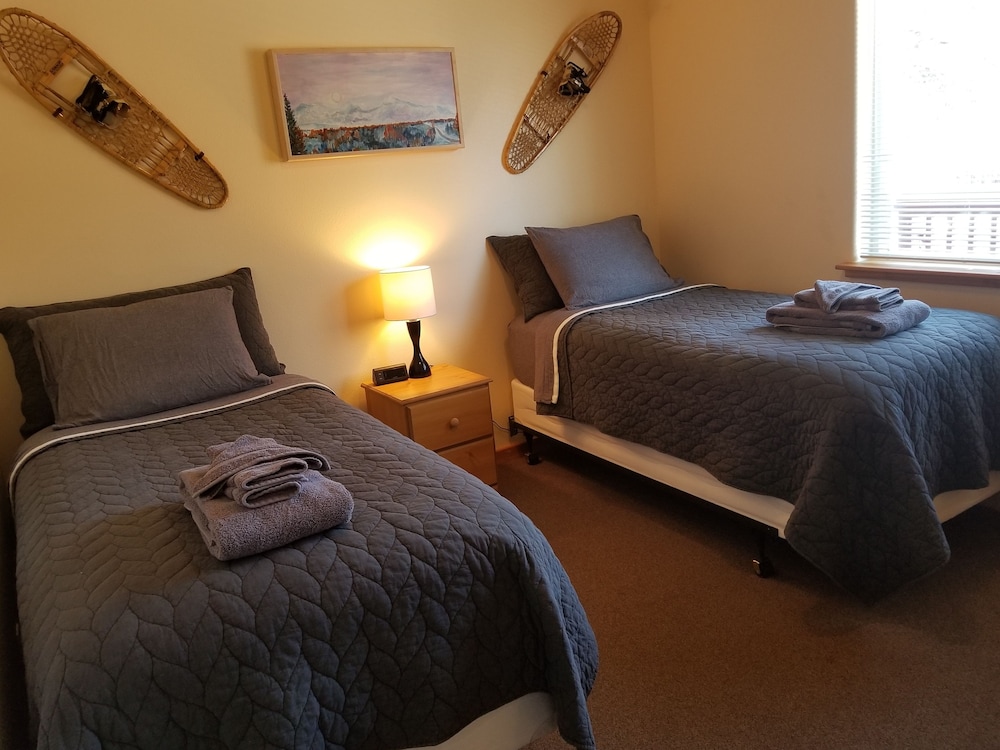 Standard Room, 2 Twin Beds, Shared Bathroom photo 1