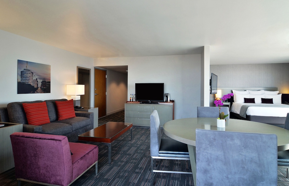 Suite, 1 King Bed, Corner (Corner Suite)