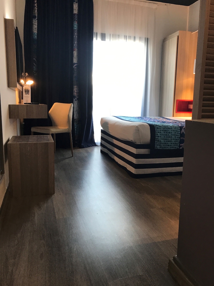 Superior Room, 1 Queen Bed photo 2