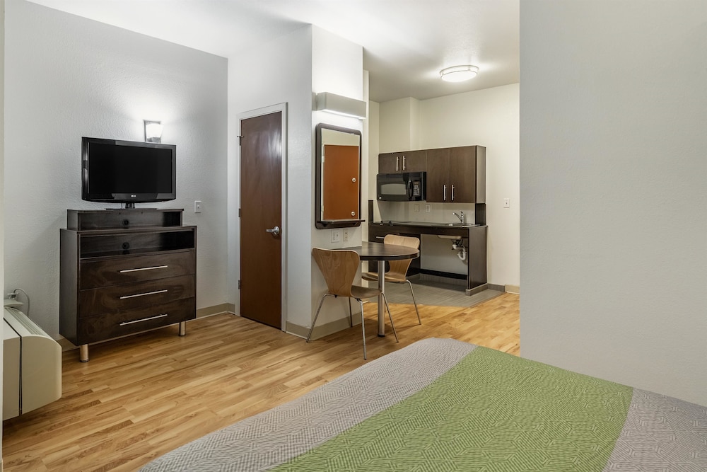 Deluxe Room, 1 Queen Bed, Non Smoking, Kitchenette photo 2