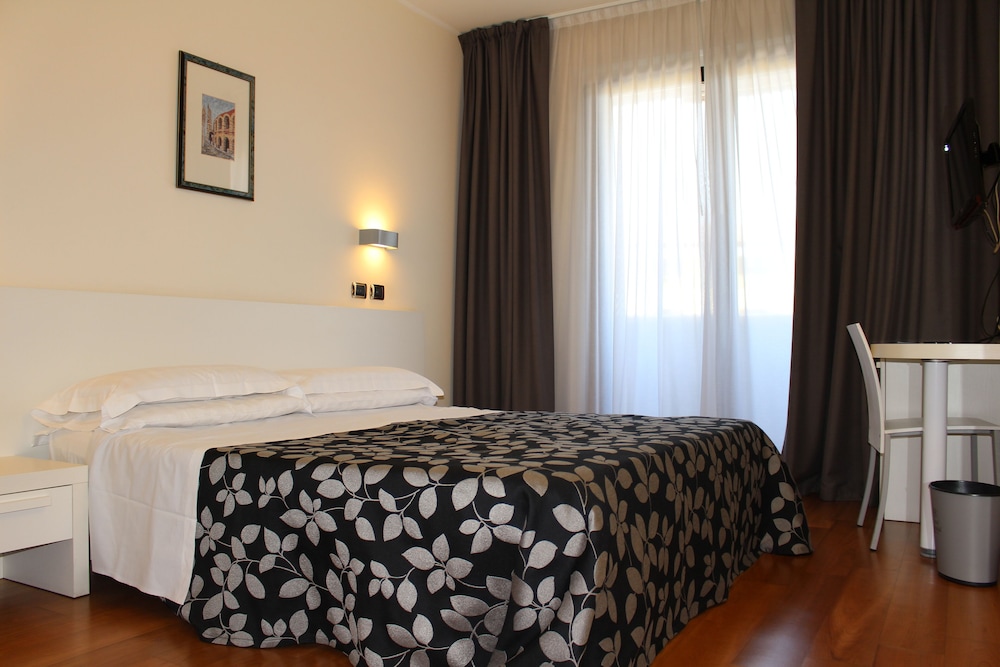 Double or Twin Room - Photo 3