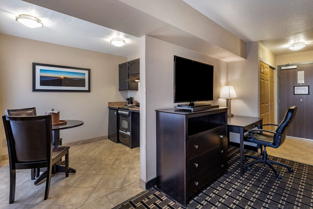 Suite, 1 Queen Bed, Kitchen - Photo 6