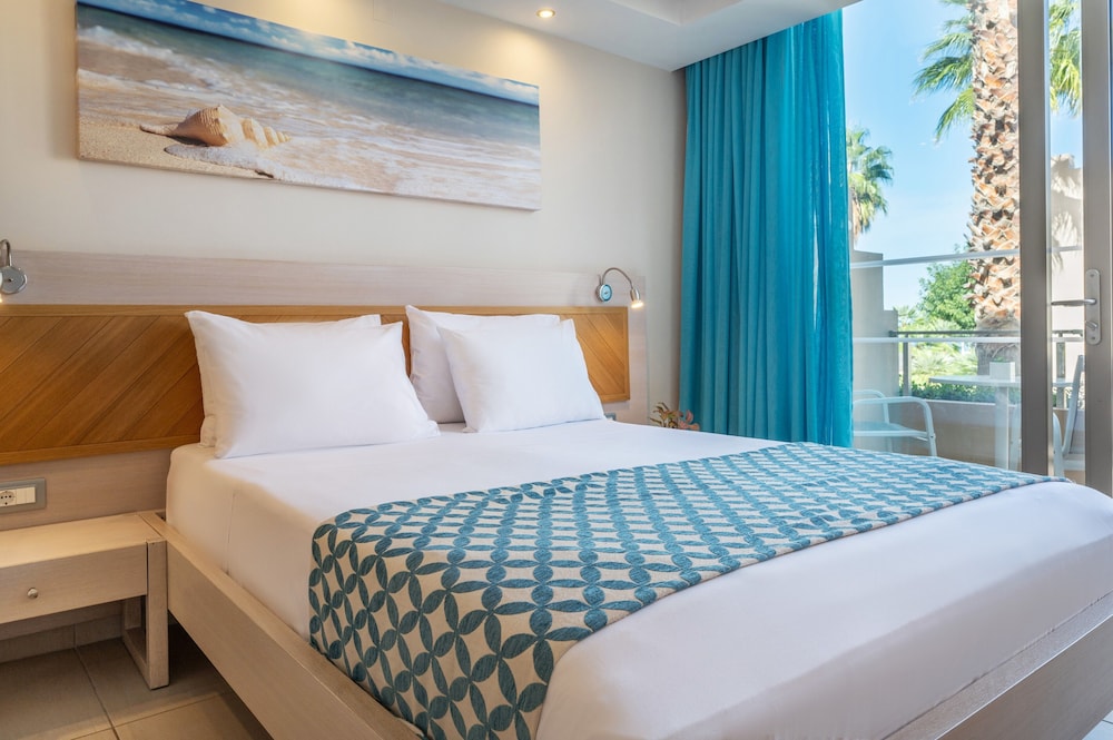 Serenity Double Room with Land View - Photo 6